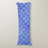 Silver Gray Blue Dancing Scrolls Muster Seitenschläferkissen (Vorderseite Vertikal)