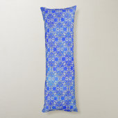 Silver Gray Blue Dancing Scrolls Muster Seitenschläferkissen (Rückseite (Vertikal))