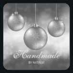 Silver Gray Christmas Baubles - Handmade - Quadratischer Aufkleber<br><div class="desc">Mithilfe dieses Aufklebers können Sie gelassen werden,  dass Ihre selbst gebackenen Kekse,  handgefertigten Goodies oder Geschenke von Ihnen selbst gemacht wurden. Das Design zeigt Desteis originelle Illustration der silbergrauen Farbe Weihnachtsbaubles,  die ein Schneeflockenmuster auf ihnen haben. Der Hintergrund ist ein schöner grauer Bukett. Es gibt auch zwei personalisierbare Textbereiche.</div>
