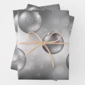 Silver Gray Christmas Baubles on Gray Bokeh Geschenkpapier Set (Beispiel)