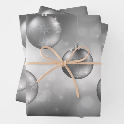 Silver Gray Christmas Baubles on Gray Bokeh Geschenkpapier Set (Beispiel)