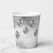 Silver Gray Christmas Baubles on Gray Bokeh Pappbecher (Rückseite)