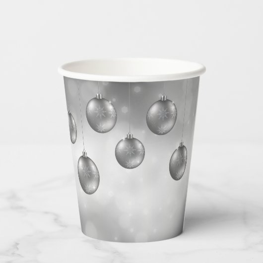 Silver Gray Christmas Baubles on Gray Bokeh Pappbecher (Rückseite)