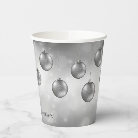 Silver Gray Christmas Baubles on Gray Bokeh Pappbecher (Links)