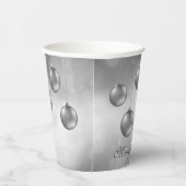 Silver Gray Christmas Baubles on Gray Bokeh Pappbecher (Rechts)