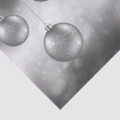 Silver Gray Christmas Baubles on Gray Bokeh Seidenpapier (Ausschnitt)