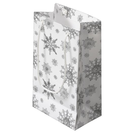 Silver Gray Snowflakes Pattern Kleine Geschenktüte (Vorderseite Schrägansicht)