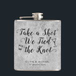 Silver Gray Tied the Knot Take Shot Gastgeschenk H Flachmann<br><div class="desc">Silver Gray Die Gastgeschenk Hochzeit des Knotens "Shot"-Flasche</div>