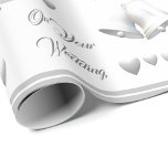 Silver Hearts & Bells Wedding Wrapping Paper Geschenkpapier<br><div class="desc">Das wunderschöne Silver Hearts & Bells Wedding Papier-Design zeigt das Bild von silbernen Hochzeitsglocken und Bändern mit Silberherzen gemustert vor einem weißen Hintergrund. Anpassbare Texte lesen "Auf Ihrer Hochzeit" und werden in einem eleganten silbernen Schriftart angezeigt. An den Kanten des Designs ist ein silber-weißes Futter erhältlich.</div>