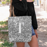 Silver Imitats Glitzer Bokeh Glitzern Monogram Tasche<br><div class="desc">Ein modernes, fett gedrucktes Single-Monogramm in Weiß mit einem schwarzen Schlagschatten. Die Größe, die Farbe und der Stil des Schriftartes sind individuell einstellbar. Der Hintergrund ist ein Imitat silbergrauer Glitzer mit funkelnd Flecken oder Buch. Verschieben oder löschen Sie die kleinen Imitate funkeln grafische Bilder. Silber graues Geschenk für eine Brautjungfrau...</div>