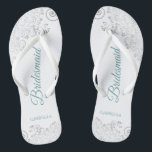 Silver Lace Aquamarin Elegante White Bridesmaid Ho Badesandalen<br><div class="desc">Diese eleganten Hochzeitskippen sind eine großartige Möglichkeit, um Ihren Brautmädchen zu danken und sie zu erkennen und ihnen nach einem langen Tag eine Erholung zu geben. Das schöne Design zeichnet sich durch ein elegantes Design mit silbergrauen Spitzen-Frills auf weißem Hintergrund und extravaganten aquamarin- oder türkisfarbenen Schriftzeichen aus. Der Text liest...</div>