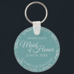 Silver Lace auf Aquamariner, eleganter Trauzeugin  Schlüsselanhänger<br><div class="desc">Diese wunderschönen Schlüsselanhänger sind so konzipiert, dass sie als Geschenk oder Gastgeschenk Hochzeit an Ihre Trauzeugin gegeben werden. Das elegante Design zeichnet sich durch einen fein silbergrauen Imitat mit blass grauem Text auf aquamarinem oder türkisfarbenem Hintergrund aus. Es gibt Platz für ihren Namen, das Hochzeitsdatum und die Namen des Paares....</div>