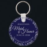 Silver Lace auf Navy Blue Trauzeugin Wedding Schlüsselanhänger<br><div class="desc">Diese wunderschönen Schlüsselanhänger sind so konzipiert, dass sie als Geschenk oder Gastgeschenk Hochzeit an Ihre Trauzeugin gegeben werden. Das elegante Design zeichnet sich durch einen fein silberfarbenen, grauen Imitat mit blass grauem Text auf marinebaublauem Hintergrund aus. Es gibt Platz für ihren Namen, das Hochzeitsdatum und die Namen des Paares. Ich...</div>