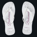 Silver Lace Cassis auf White Bridesmaid Wedding Badesandalen<br><div class="desc">Diese eleganten Hochzeitskippen sind eine großartige Möglichkeit, um Ihren Brautmädchen zu danken und sie zu erkennen und ihnen nach einem langen Tag eine Erholung zu geben. Das schöne Design zeichnet sich durch ein elegantes Design mit silbergrauen Spitzen-Frills auf weißem Hintergrund und extravaganten Cassis lila, Magenta oder berry gefärbten Schriftzeichen aus....</div>