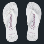 Silver Lace Cassis auf White Bridesmaid Wedding Badesandalen<br><div class="desc">Diese eleganten Hochzeitskippen sind eine großartige Möglichkeit, um Ihren Brautmädchen zu danken und sie zu erkennen und ihnen nach einem langen Tag eine Erholung zu geben. Das schöne Design zeichnet sich durch ein elegantes Design mit silbergrauen Spitzen-Frills auf weißem Hintergrund und extravaganten Cassis lila, Magenta oder berry gefärbten Schriftzeichen aus....</div>