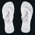 Silver Lace Cassis Lila die Braut White Wedding Badesandalen<br><div class="desc">Tanzen Sie die Nacht mit diesen schönen Hochzeitsflip-Flops. Sie sind für die Braut konzipiert und zeichnen sich durch ein schlichtes und dennoch elegantes Design aus, das mit lila, magentafarbenen oder beerfarbenen Schriftzeichen auf weißem Hintergrund und extravaganten silbergrauen Spitzen-Stielen und Wirbel versehen ist. Eine schöne Art, extravagant und angemessen bleibe, während...</div>