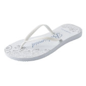 Silver Lace & Dusty Blue Script Bridesmaid Wedding Badesandalen (Schrägansicht)