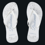 Silver Lace & Dusty Blue Script Bridesmaid Wedding Badesandalen<br><div class="desc">Diese eleganten Hochzeitskippen sind eine großartige Möglichkeit, um Ihren Brautmädchen zu danken und sie zu erkennen und ihnen nach einem langen Tag eine Erholung zu geben. Das schöne Design zeichnet sich durch ein elegantes Design mit silbergrauen Spitzen-Frills auf weißem Hintergrund und extravagant staubblauen Schriftzeichen aus. Der Text liest Bridesmaid mit...</div>