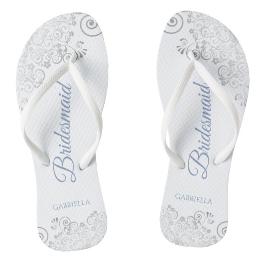 Silver Lace & Dusty Blue Script Bridesmaid Wedding Badesandalen (Fußbett)