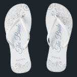 Silver Lace & Dusty Blue Script The Bride Wedding Badesandalen<br><div class="desc">Tanzen Sie die Nacht mit diesen schönen Hochzeitsflip-Flops. Sie sind für die Braut konzipiert und zeichnen sich durch ein schlichtes, aber elegantes Design aus, das auf weißem Hintergrund mit staubblauen Schriftzeichen und extravaganten silbergrauen Spitzen-Gürteln und Wirbel versehen ist. Eine schöne Art, extravagant und angemessen bleibe, während Sie Ihren Füßen eine...</div>