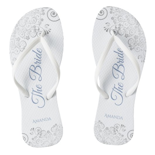 Silver Lace & Dusty Blue Script The Bride Wedding Badesandalen (Fußbett)