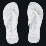 Silver Lace & Dusty Blue Trauzeugin Wedding Badesandalen<br><div class="desc">Diese wunderschönen Hochzeitskippen sind eine großartige Möglichkeit, Ihre Trauzeugin zu danken und zu erkennen, während sie gleichzeitig ihre Füße rette. Das elegante Design mit silbergrauer Spitze auf weißem Hintergrund und extravagant staubblauer Schriftzeichen. Der Test liest Trauzeugin mit ihrem Namen unten. Ein guter Weg, ihr zu danken, dass sie Teil Ihres...</div>