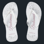 Silver Lace & Dusty Rose Script Bridesmaid Wedding Badesandalen<br><div class="desc">Diese eleganten Hochzeitskippen sind eine großartige Möglichkeit, um Ihren Brautmädchen zu danken und sie zu erkennen und ihnen nach einem langen Tag eine Erholung zu geben. Das schöne Design zeichnet sich durch ein elegantes Design mit silbergrauen Spitzen-Frills auf weißem Hintergrund und extravagant staubigen Rose oder violett rosa Schriftzeichen aus. Der...</div>