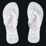 Silver Lace & Dusty Rose Script The Bride Wedding Badesandalen<br><div class="desc">Tanzen Sie die Nacht mit diesen schönen Hochzeitsflip-Flops. Sie sind für die Braut konzipiert und zeichnen sich durch ein schlichtes und elegantes Design aus, das auf weißem Hintergrund mit rosa oder violett bedruckten Schriftzeichen und extravaganten silbergrauen Spitzen- und Wirbel aufwartet. Eine schöne Art, extravagant und angemessen bleibe, während Sie Ihren...</div>
