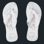 Silver Lace & Dusty Rose Script The Bride Wedding Badesandalen<br><div class="desc">Tanzen Sie die Nacht mit diesen schönen Hochzeitsflip-Flops. Sie sind für die Braut konzipiert und zeichnen sich durch ein schlichtes und elegantes Design aus, das auf weißem Hintergrund mit rosa oder violett bedruckten Schriftzeichen und extravaganten silbergrauen Spitzen- und Wirbel aufwartet. Eine schöne Art, extravagant und angemessen bleibe, während Sie Ihren...</div>