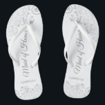 Silver Lace Elegante White Trauzeugin Wedding Badesandalen<br><div class="desc">Diese wunderschönen Hochzeitskippen sind eine großartige Möglichkeit, Ihre Trauzeugin zu danken und zu erkennen, während sie gleichzeitig ihre Füße rette. Das elegante Design mit silbergrauer Spitze auf weißem Hintergrund und extravaganter Schriftzeichen. Der Test liest Trauzeugin mit ihrem Namen unten. Ein guter Weg, ihr zu danken, dass sie Teil Ihres besonderen...</div>