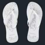 Silver Lace & Lavender Script The Bride Wedding Badesandalen<br><div class="desc">Tanzen Sie die Nacht mit diesen schönen Hochzeitsflip-Flops. Sie sind für die Braut konzipiert und zeichnen sich durch ein schlichtes und elegantes Design aus, das mit lila oder Lavendelskripten auf weißem Hintergrund und extravaganten silbergrauen Spitzen-Gürteln und Wirbel versehen ist. Eine schöne Art, extravagant und angemessen bleibe, während Sie Ihren Füßen...</div>