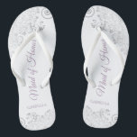 Silver Lace & Lavender Trauzeugin Wedding Badesandalen<br><div class="desc">Diese wunderschönen Hochzeitskippen sind eine großartige Möglichkeit, Ihre Trauzeugin zu danken und zu erkennen, während sie gleichzeitig ihre Füße rette. Das elegante Design mit silbergrauer Spitze auf weißem Hintergrund und extravaganter, staubiger lila- oder Lavendelschrift. Der Test liest Trauzeugin mit ihrem Namen unten. Ein guter Weg, ihr zu danken, dass sie...</div>