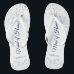 Silver Lace Navy auf White Trauzeugin Wedding Badesandalen<br><div class="desc">Diese wunderschönen Hochzeitskippen sind eine großartige Möglichkeit, Ihre Trauzeugin zu danken und zu erkennen, während sie gleichzeitig ihre Füße rette. Das elegante Design mit silbergrauer Spitze auf weißem Hintergrund und extravagant marineblau gefärbter Schrift. Der Test liest Trauzeugin mit ihrem Namen unten. Ein guter Weg, ihr zu danken, dass sie Teil...</div>