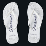 Silver Lace Navy Blue auf White Bridesmaid Wedding Badesandalen<br><div class="desc">Diese eleganten Hochzeitskippen sind eine großartige Möglichkeit, um Ihren Brautmädchen zu danken und sie zu erkennen und ihnen nach einem langen Tag eine Erholung zu geben. Das schöne Design zeichnet sich durch ein elegantes Design mit silbergrauen Spitzen-Frills auf weißem Hintergrund und extravagant marineblauen Schriftzeichen aus. Der Text liest Bridesmaid mit...</div>