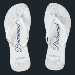 Silver Lace Navy Blue auf White Bridesmaid Wedding Badesandalen<br><div class="desc">Diese eleganten Hochzeitskippen sind eine großartige Möglichkeit, um Ihren Brautmädchen zu danken und sie zu erkennen und ihnen nach einem langen Tag eine Erholung zu geben. Das schöne Design zeichnet sich durch ein elegantes Design mit silbergrauen Spitzen-Frills auf weißem Hintergrund und extravagant marineblauen Schriftzeichen aus. Der Text liest Bridesmaid mit...</div>