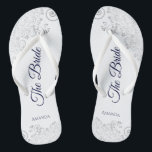 Silver Lace Navy Blue auf White The Bride Wedding Badesandalen<br><div class="desc">Tanzen Sie die Nacht mit diesen schönen Hochzeitsflip-Flops. Sie sind für die Braut konzipiert und zeichnen sich durch ein schlichtes und dennoch elegantes Design aus. Auf weißem Hintergrund zeichnen sich marineblaue Schriftzeichen und extravagante silbergraue Spitzen-Gürtel und Wirbel aus. Eine schöne Art, extravagant und angemessen bleibe, während Sie Ihren Füßen eine...</div>