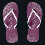 Silver Lace on Cassis Lila The Bride Wedding Badesandalen<br><div class="desc">Tanzen Sie die Nacht mit diesen schönen Hochzeitsflip-Flops. Sie sind für die Braut konzipiert und zeichnen sich durch ein schlichtes und dennoch elegantes Design aus, das mit hellgrauen Schriftzeichen auf lila, magenta- oder berry-farbenem Hintergrund und extravaganten silbergrauen Spitzen-Stielen und Wirbel versehen ist. Eine schöne Art, extravagant und angemessen bleibe, während...</div>