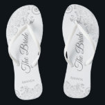 Silver Lace on White Elegante The Bride Wedding Badesandalen<br><div class="desc">Tanzen Sie die Nacht mit diesen schönen Hochzeitsflip-Flops. Sie sind für die Braut konzipiert und zeichnen sich durch ein schlichtes, elegantes Design aus, das auf weißem Hintergrund mit grauem Schriftzeichen und extravaganten silbergrauen Spitzen-Gürteln und Wirbel versehen ist. Eine schöne Art, extravagant und angemessen bleibe, während Sie Ihren Füßen eine Pause...</div>