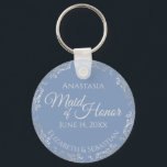 Silver Lace Trauzeugin Periwinkle Blue Wedding Schlüsselanhänger<br><div class="desc">Diese wunderschönen Schlüsselanhänger sind so konzipiert, dass sie als Geschenk oder Gastgeschenk Hochzeit an Ihre Trauzeugin gegeben werden. Das elegante Design zeichnet sich durch einen schmal silbergrauen Imitat-Rahmen aus, der mit einem hellgrauen Text auf einem staubigen, periwinkelblauen Hintergrund überzogen ist. Es gibt Platz für ihren Namen, das Hochzeitsdatum und die...</div>