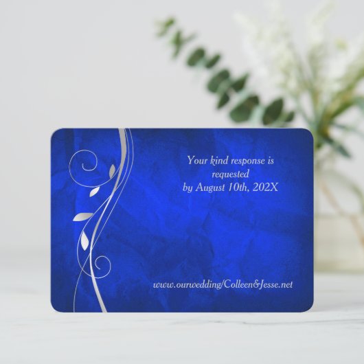 Silver Leaf Swirl Bright Blue Wedding RSVP Card (Stehend Vorderseite)