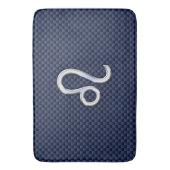 Silver Leo Symbol auf Navy Blue Carbon Fibre Print Badematte (Vorderseite Vertikal)