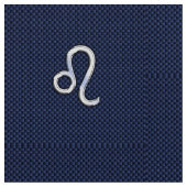 Silver Leo Symbol auf Navy Blue Carbon Fibre Print Stoff (Nahaufnahme)