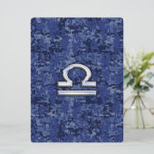 Silver Libra Zodiac Sign auf blauer digitaler Camo (Stehend Vorderseite)