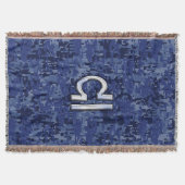 Silver Libra Zodiac Sign auf blauer digitaler Camo Decke (Vorderseite)