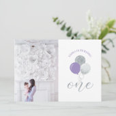 Silver & Lila Balloons | Mädchen 1. Geburtstag Par Einladung (Stehend Vorderseite)