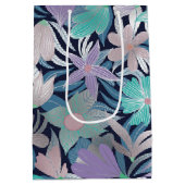 Silver Lila Blue Floral Blätter Monogramm Mittlere Geschenktüte (Rückseite)