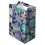 Silver Lila Blue Floral Blätter Monogramm Mittlere Geschenktüte (Rückseite Schrägansicht)