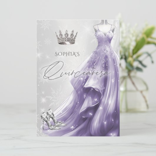 Silver Lila Dress Winter Snowflakes Quinceañera Einladung (Stehend Vorderseite)