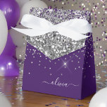 Silver Lila Glitzer Girl Monogram Name Geschenkschachtel<br><div class="desc">Silver und Lila Sparkle Glitzer Monogram Name and Initial Paper Party Geschenkboxen Das macht den perfekten 16 Geburtstag,  Hochzeit,  Brautparty,  Jubiläum,  Babydusche oder Junggeselinnen-Abschied Geschenk für jemanden,  der Glanz Luxus und Chic Stil Lieben.</div>