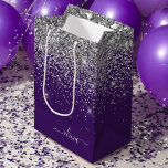 Silver Lila Glitzer Girl Monogram Name Mittlere Geschenktüte<br><div class="desc">Lila und Silver Sparkle Glitzer Script Monogram Name Geschenktasche. Das macht den perfekten 16 Geburtstag,  Hochzeit,  Brautparty,  Jubiläum,  Babydusche oder Junggeselinnen-Abschied Geschenktasche für jemanden,  der Lieben glamourösen Luxus und schicke Stile.</div>